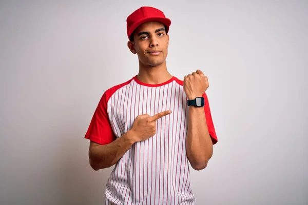 Joven Atleta Afroamericano Guapo Con Camiseta Gorra Béisbol Rayas Prisa — Foto de Stock