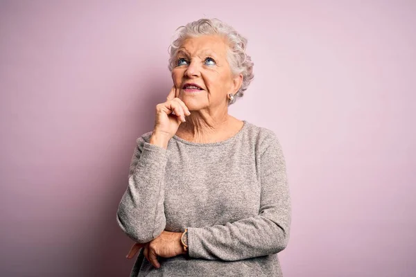 Senior Hermosa Mujer Con Camiseta Casual Pie Sobre Fondo Rosa —  Fotos de Stock