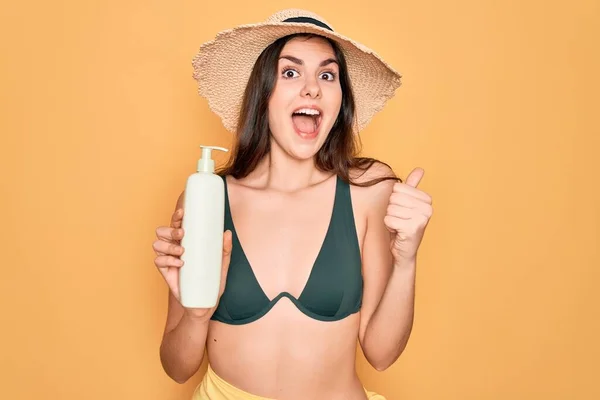 Ung Vacker Flicka Bär Badkläder Bikini Och Sommar Hatt Håller — Stockfoto