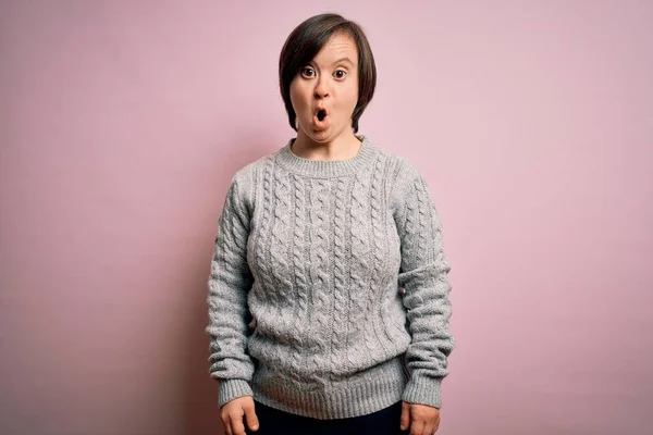 Giovane Donna Sindrome Indossa Maglione Casual Sfondo Isolato Spaventato Scioccato — Foto Stock