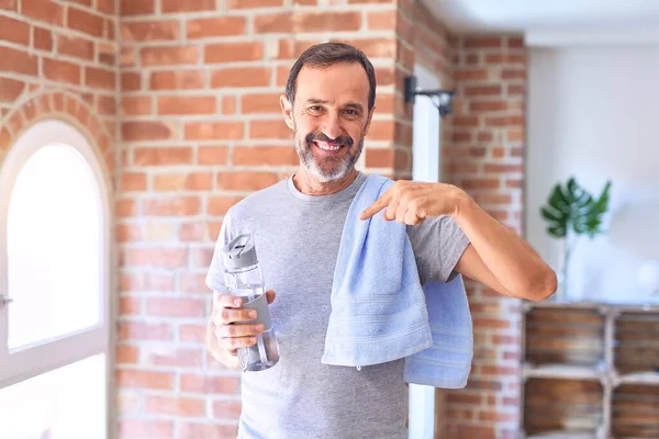 Middelbare Leeftijd Knappe Sportman Met Fles Water Handdoek Staande Sportschool — Stockfoto