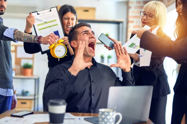 Grupo Empresários Que Trabalham Conjunto Parceiros Salientando Deles Escritório — Fotografia de Stock