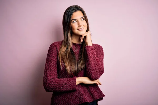 Joven Chica Hermosa Con Suéter Casual Sobre Fondo Rosa Aislado —  Fotos de Stock