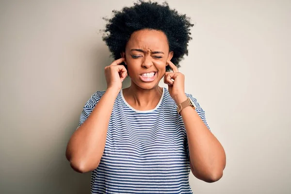 Joven Mujer Afro Afroamericana Hermosa Con Pelo Rizado Con Camiseta — Foto de Stock