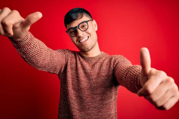 Homem Hispânico Bonito Jovem Usando Óculos Nerd Sobre Fundo Vermelho — Fotografia de Stock