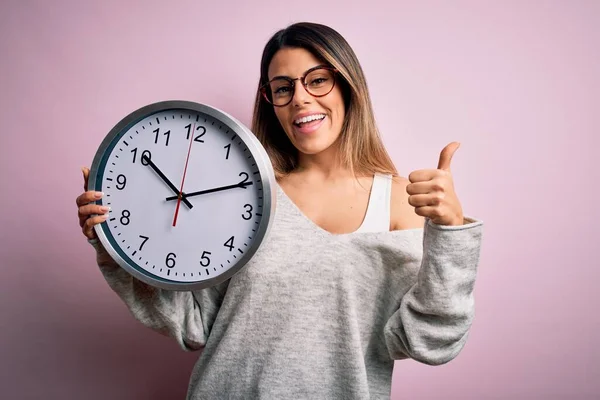 Junge Schöne Brünette Frau Mit Brille Tut Countdown Mit Großer — Stockfoto