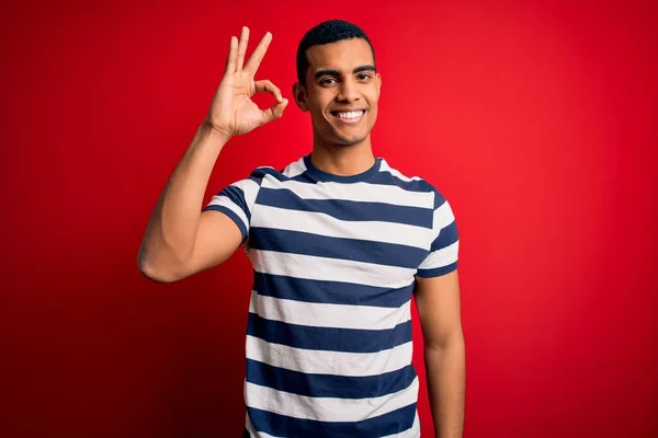 Bonito Homem Afro Americano Vestindo Shirt Listrada Casual Sobre Fundo — Fotografia de Stock