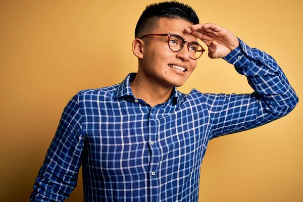 Mladý Pohledný Latinskoamerický Muž Neformální Košili Brýlích Přes Žluté Pozadí — Stock fotografie