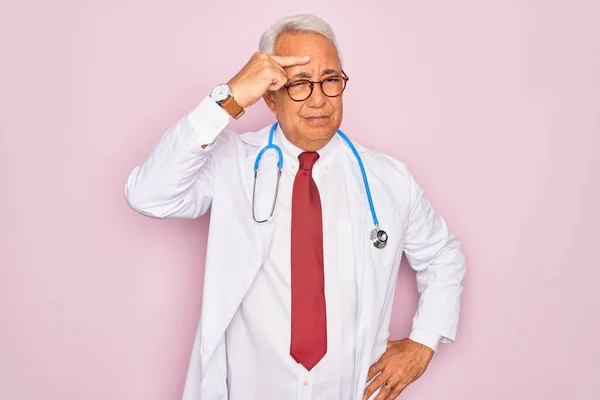 中世の高齢者の白髪の医師の男性は 額ににきび 黒い頭の醜い感染に不幸な指して聴診器やプロの医療用コートを着て にきびと皮膚の問題 — ストック写真