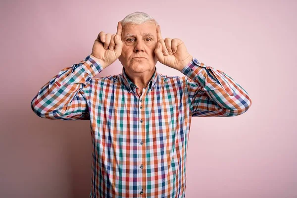 Senior Hezký Chraplavý Muž Sobě Ležérní Barevné Tričko Přes Izolované — Stock fotografie