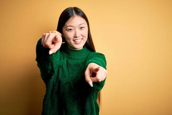 Jonge Mooie Aziatische Vrouw Draagt Groene Winter Trui Geel Geïsoleerde — Stockfoto