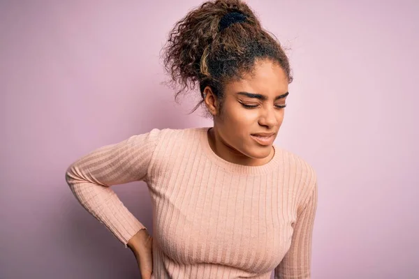 Joven Chica Afroamericana Hermosa Usando Suéter Casual Pie Sobre Fondo — Foto de Stock