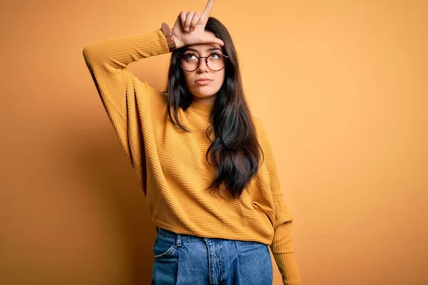 Genç Esmer Kadın Gözlük Takıyor Sarı Izole Edilmiş Arka Plan — Stok fotoğraf