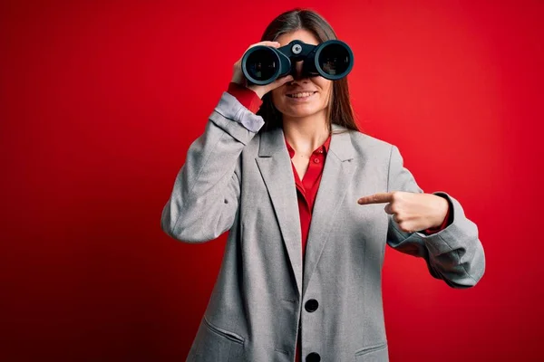 Jovem Mulher Bonita Com Olhos Azuis Usando Binóculos Sobre Fundo — Fotografia de Stock