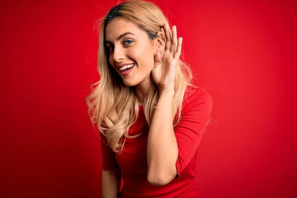 Jovem Mulher Loira Bonita Vestindo Camiseta Casual Sobre Fundo Vermelho — Fotografia de Stock