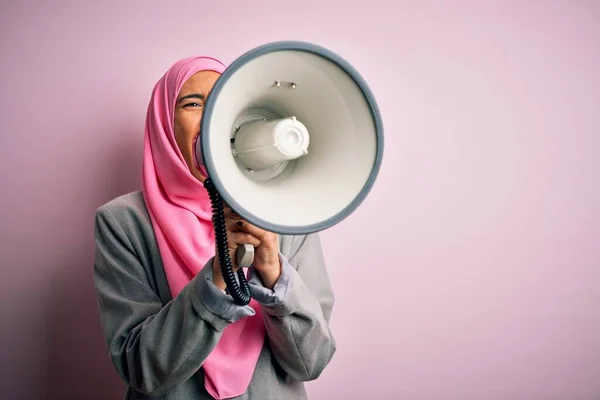 Geschäftsfrau Hijab Schreit Wütend Aus Protest Durch Megafon Aufgeregt Schreien — Stockfoto