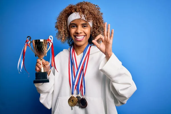 Junge Afrikanisch Amerikanische Sportliche Frau Die Sport Macht Medaillen Und — Stockfoto