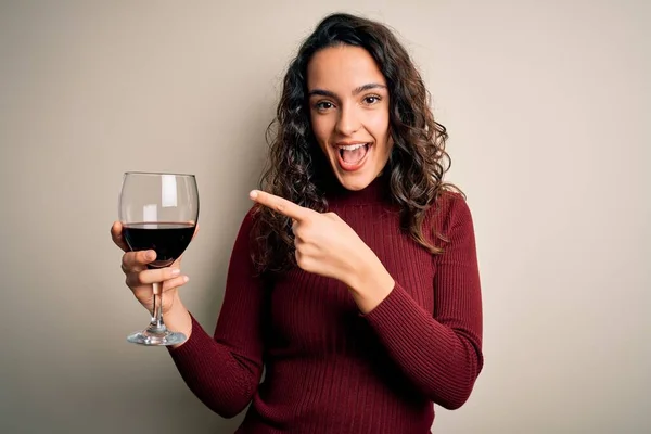 Giovane Bella Donna Con Capelli Ricci Bere Bicchiere Vino Rosso — Foto Stock
