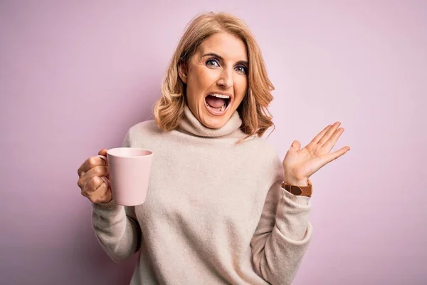 Middelbare Leeftijd Mooie Blonde Vrouw Drinken Roze Mok Koffie Geïsoleerde — Stockfoto