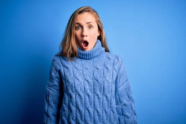 Young Beautiful Blonde Woman Wearing Casual Turtleneck Sweater Blue Background — Stock Photo, Image