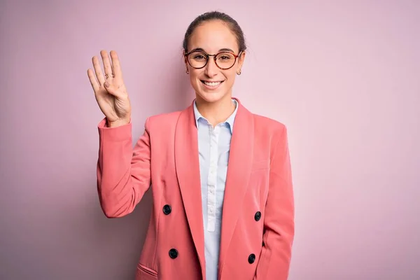 Jovem Mulher Negócios Bonita Vestindo Jaqueta Óculos Sobre Fundo Rosa — Fotografia de Stock
