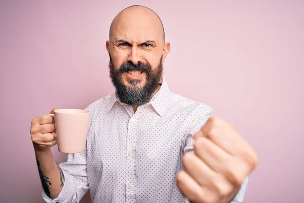 Bonito Homem Careca Com Barba Tatuagem Beber Xícara Café Sobre — Fotografia de Stock