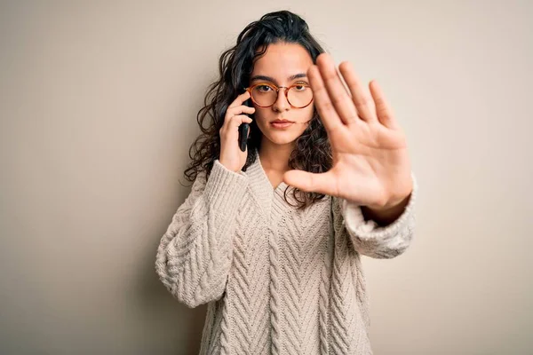 Joven Hermosa Mujer Con Pelo Rizado Teniendo Conversación Hablando Teléfono —  Fotos de Stock