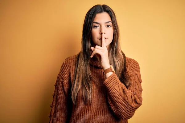 Menina Bonita Nova Vestindo Camisola Casual Sobre Fundo Amarelo Isolado — Fotografia de Stock