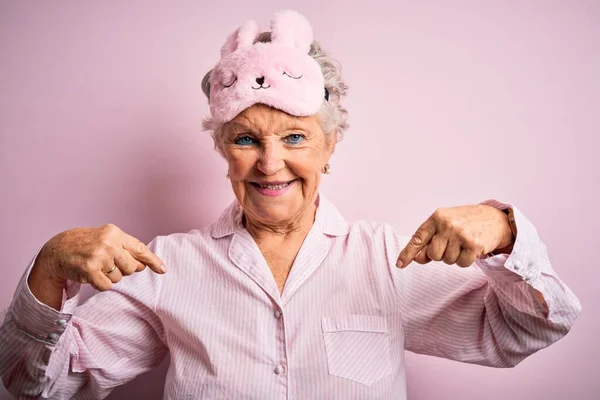 Senior Hermosa Mujer Con Máscara Sueño Pijama Sobre Fondo Rosa — Foto de Stock