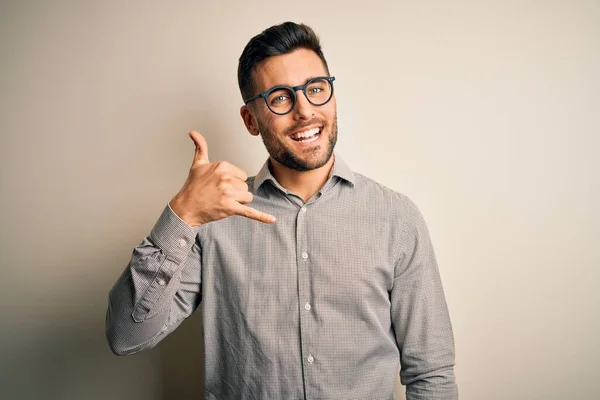 Homem Bonito Jovem Vestindo Camisa Elegante Óculos Sobre Fundo Branco — Fotografia de Stock