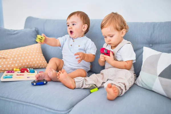 Kanepede Oturup Evde Oyuncaklarla Oynayan Güzel Bebekler — Stok fotoğraf