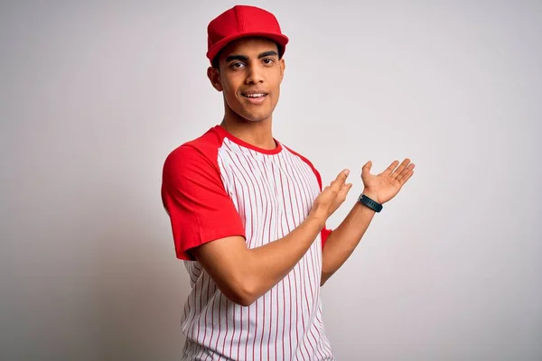 若いですハンサムなアフリカ系アメリカ人のスポーツマンは ストライプの野球Tシャツとキャップを身に着けています — ストック写真