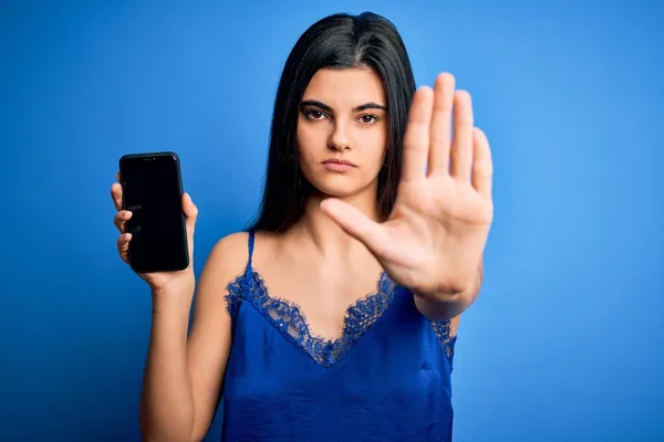 Mavi Çamaşırlı Güzel Esmer Bir Kadın Elinde Akıllı Bir Telefonla — Stok fotoğraf