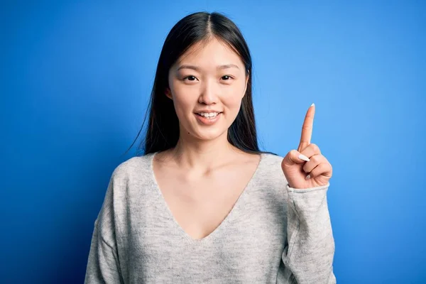 Ung Vacker Asiatisk Kvinna Bär Casual Tröja Stående Över Blå — Stockfoto
