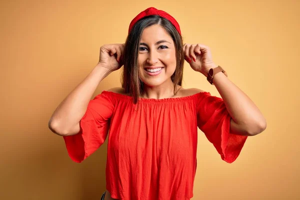 Jonge Mooie Vrouw Kleurrijke Zomer Stijl Gele Geïsoleerde Achtergrond Glimlachende — Stockfoto