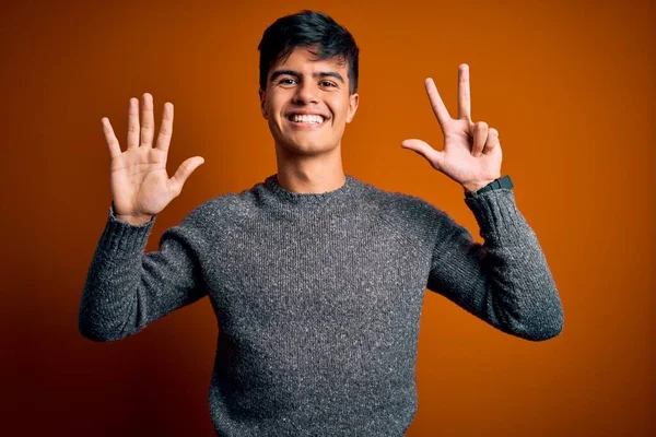 Jovem Homem Bonito Vestindo Camisola Casual Sobre Fundo Laranja Isolado — Fotografia de Stock