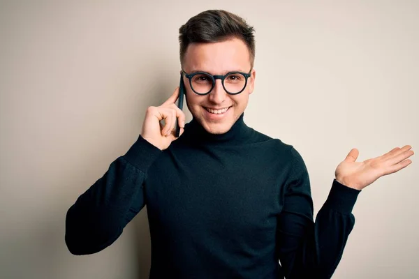 Yakışıklı Beyaz Bir Adam Akıllı Telefondan Konuşuyor Çok Mutlu Heyecanlı — Stok fotoğraf