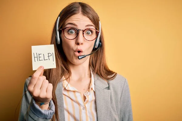 Junge Rothaarige Callcenter Agentin Überarbeitet Mit Headset Hilfe Reminder Erschrocken — Stockfoto