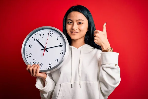 Junge Schöne Chinesin Hält Große Uhr Die Über Isoliertem Rotem — Stockfoto