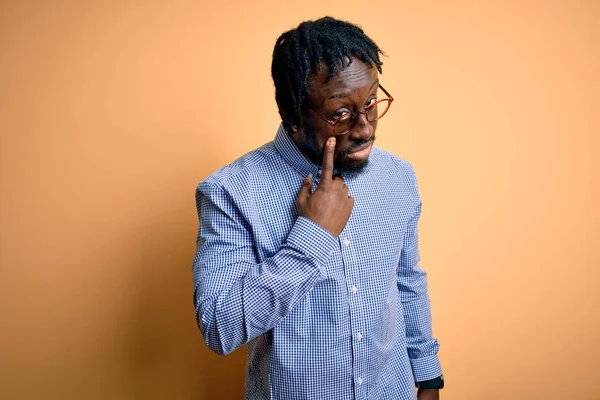 Joven Hombre Afroamericano Guapo Usando Camisa Gafas Sobre Fondo Amarillo —  Fotos de Stock