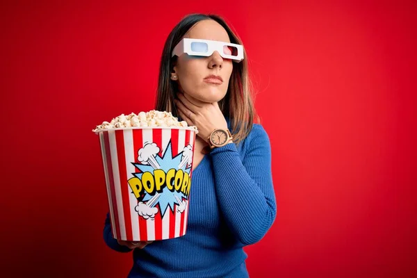 Giovane Donna Bionda Che Indossa Occhiali Mangia Pacchetto Popcorn Guardando — Foto Stock