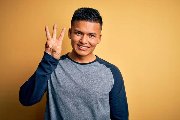 Homem Latino Bonito Jovem Vestindo Shirt Casual Sobre Fundo Amarelo — Fotografia de Stock