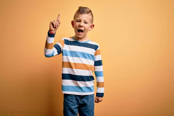 Jeune Enfant Caucasien Aux Yeux Bleus Portant Une Chemise Rayée — Photo