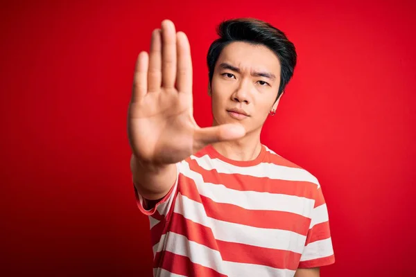 Homem Chinês Bonito Novo Vestindo Shirt Listrada Casual Que Está — Fotografia de Stock