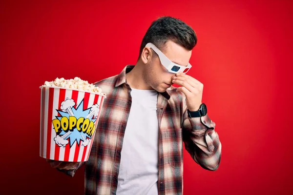 Junger Gutaussehender Kaukasischer Mann Der Eine Filmbrille Trägt Und Popcorn — Stockfoto