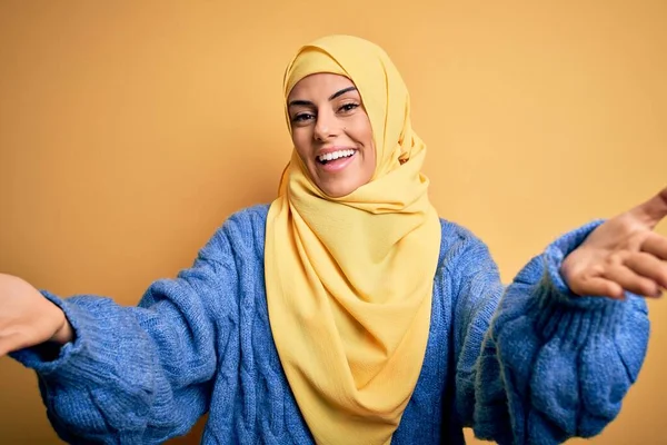 Joven Hermosa Morena Musulmana Mujer Con Hiyab Árabe Sobre Aislado —  Fotos de Stock
