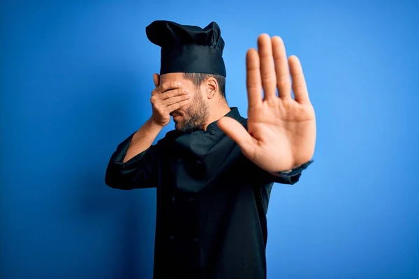 Giovane Cuoco Bello Uomo Con Barba Indossa Uniforme Fornello Cappello — Foto Stock