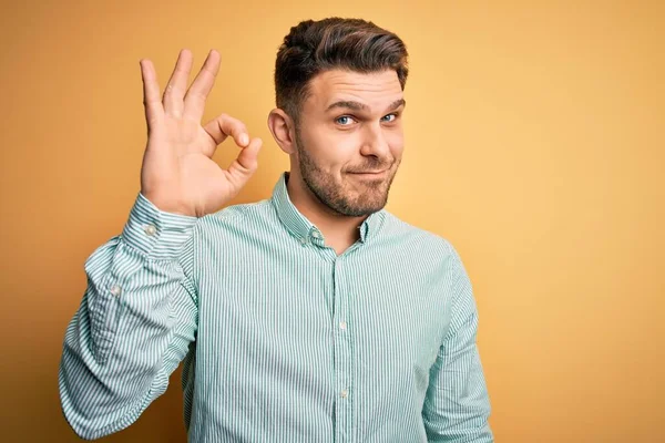 Jovem Homem Negócios Com Olhos Azuis Vestindo Elegante Camisa Verde — Fotografia de Stock