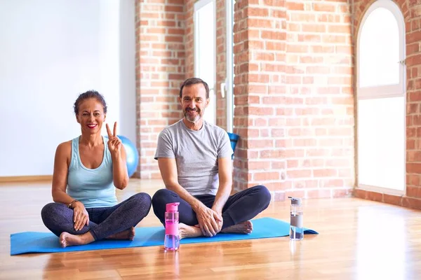 Middelbare Leeftijd Sportief Paar Zitten Mat Doen Stretching Yoga Oefening — Stockfoto