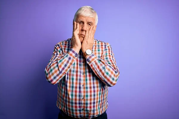 Hombre Guapo Sensual Con Camisa Colorida Casual Sobre Fondo Púrpura —  Fotos de Stock